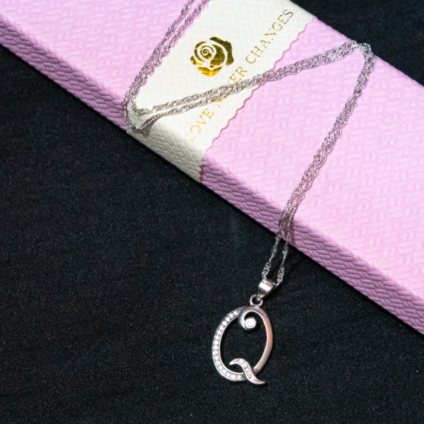 Exquisite Italian silver necklace with the letter Q